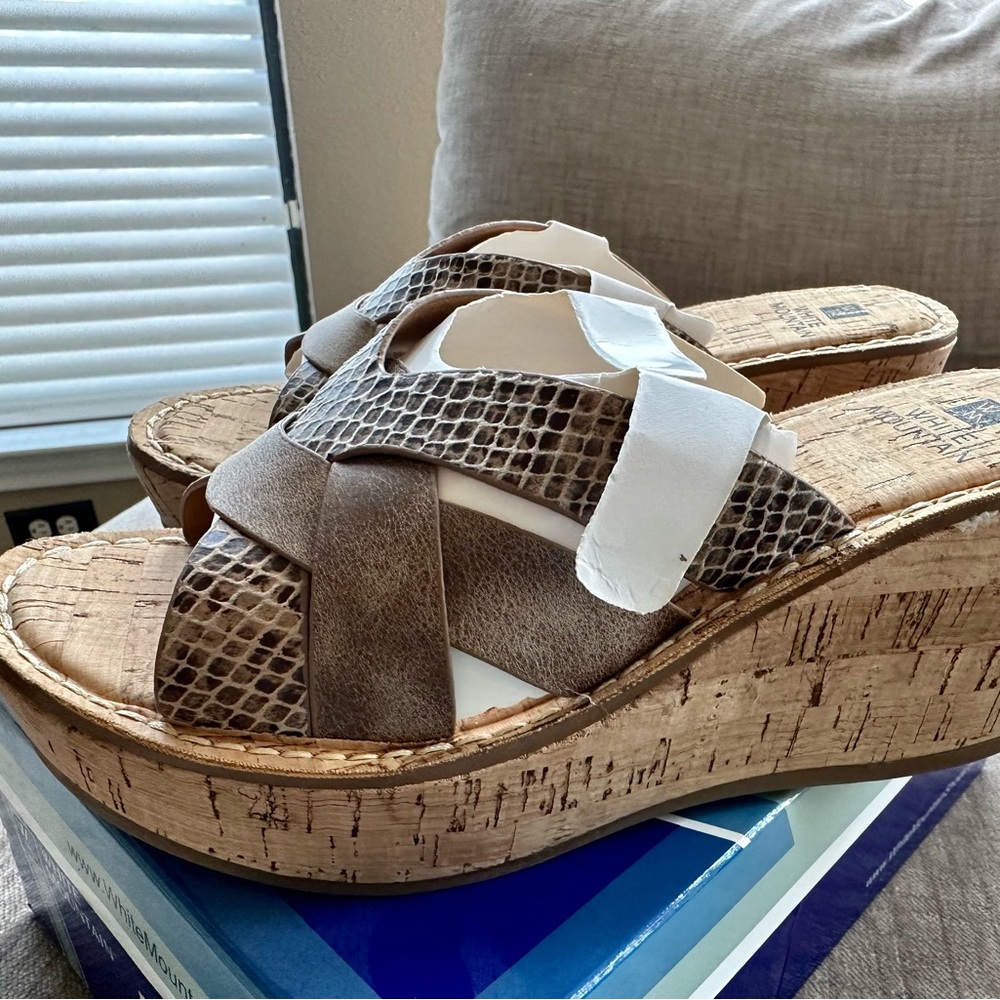 Women’s platform wedge sandal, size 6.